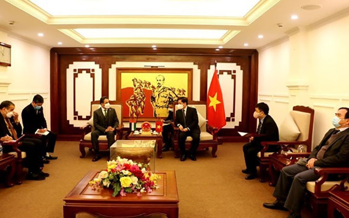 El ministro de Transporte de Vietnam, Nguyen Van The (D), recibe al embajador de los Emiratos Árabes Unidos, Obaid Saeed Obaid Bintaresh Al Dhaheri (Foto: VNA)