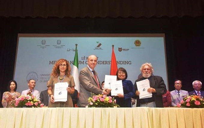 En el Foro de Educación Universitaria Vietnam-Italia. (Fotografía: moet.gov.vn)