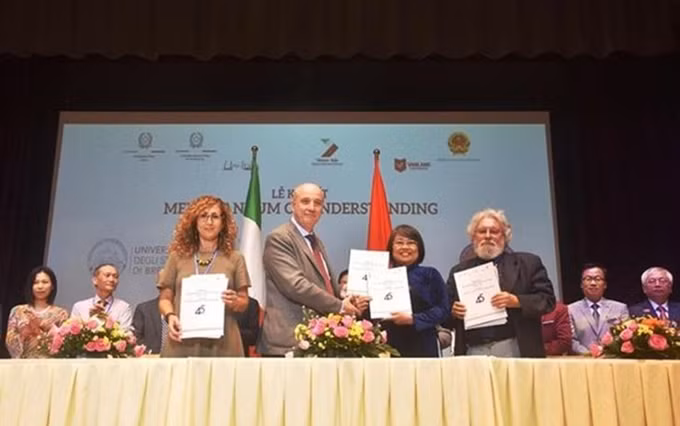 En el Foro de Educación Universitaria Vietnam-Italia. (Fotografía: moet.gov.vn)