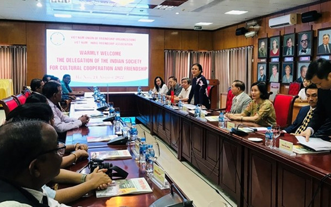 La presidenta de la Unión de Organizaciones de Amistad de Vietnam, Nguyen Phuong Nga (de pie), habla en la cita. (Fotografía: dangcongsan.vn)