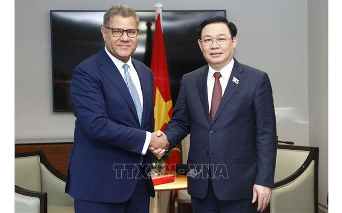 El presidente de la Asamblea Nacional de Vietnam, Vuong Dinh Hue, y el secretario de Estado del Reino Unido y presidente de la COP26, Alok Sharma.(Fotografía: VNA) 