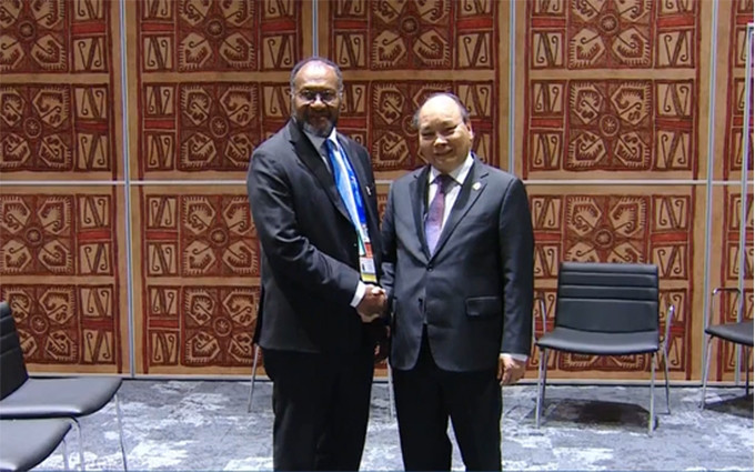 El primer ministro de Vanuatu, Charlot Salwai, a su homólogo vietnamita, Nguyen Xuan Phuc (Fuente:VTV)