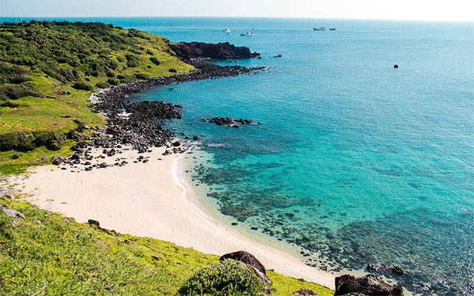 Playa prístina con aguas cristalinas. 
