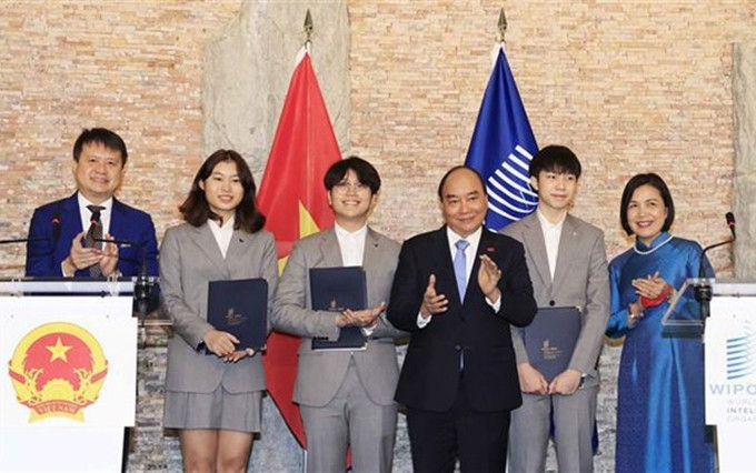 El presidente vietnamita, Nguyen Xuan Phuc, asiste a la ceremonia del otorgamiento del título de Embajador Juvenil de la Propiedad Intelectual de la OMPI a tres estudiantes de su país. (Fotografía: VNA)