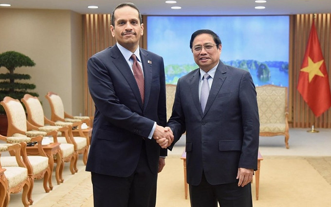 El primer ministro de Vietnam, Pham Minh Chinh y el viceprimer ministro y canciller de Qatar, Sheikh Mohammed bin Abdulrahman Al-Thani. (Fotografía: Nhan Dan)