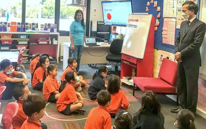 El embajador vietnamita en Australia, Nguyen Tat Thanh, habla con los niños vietnamitas en una clase de enseñanza de su idioma de origen. (Fotografía: baoquocte.vn)