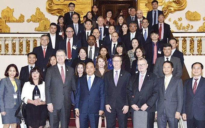 El primer ministro Nguyen Xuan Phuc y los delegados en la recepción.