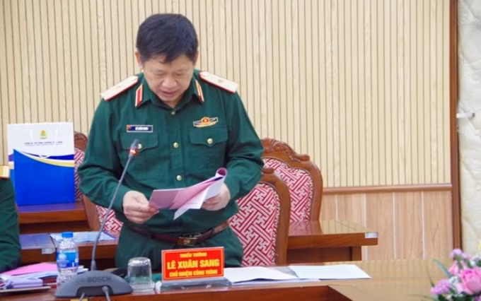 El mayor general Le Xuan Sang, vicedirector del Departamento de Información y Formación, en el acto (Fuente: qdnd.vn)