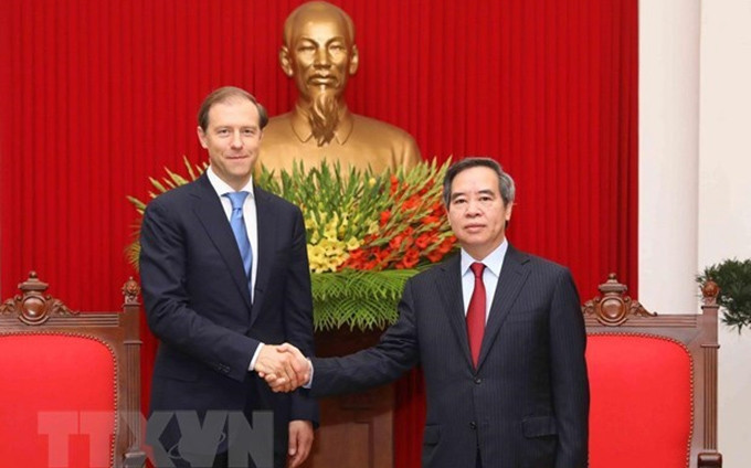 Nguyen Van Binh recibe a Denis Manturov. (Fotografía: VNA)
