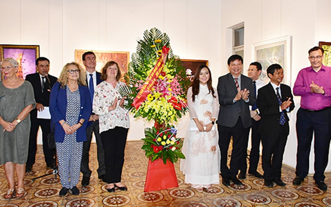 La exposición atrae a muchos amantes del arte. (Fotografía: thuathienhue.gov.vn)