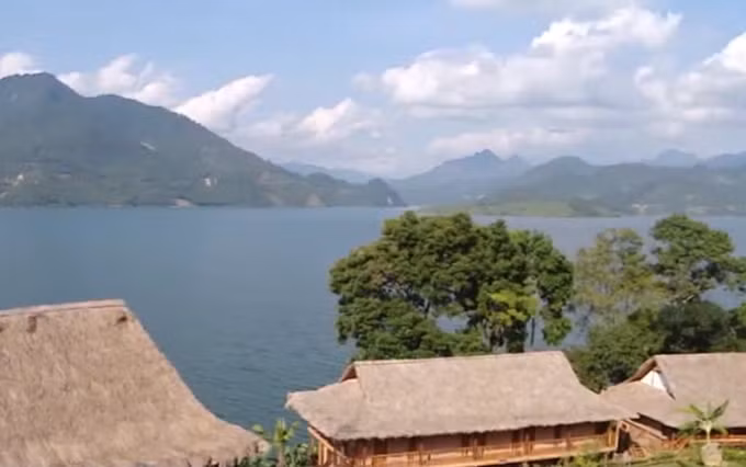 El lago Hoa Binh, uno de los mayores embalses artificiales de Vietnam. 