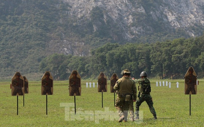 Curso de capacitación entre Vietnam y Australia sobre habilidades de tiro con rifles de servicio. (Fotografía: tienphong.vn)