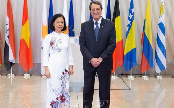 La embajadora vietnamita en Italia, concurrente en Chipre, Nguyen Thi Bich Hue, y el presidente chipriota, Nicos Anastasiades. (Fotografía: VNA)