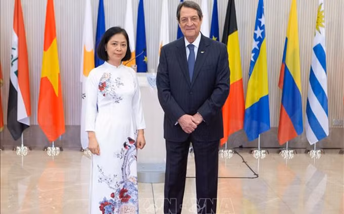La embajadora vietnamita en Italia, concurrente en Chipre, Nguyen Thi Bich Hue, y el presidente chipriota, Nicos Anastasiades. (Fotografía: VNA)