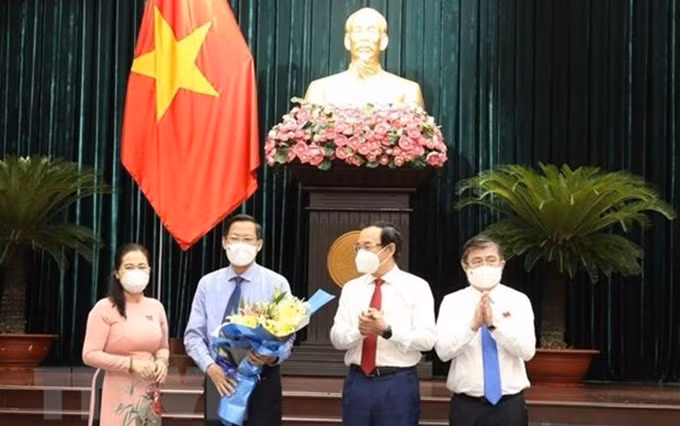 Phan Van Mai recibe flores de felicitaciones de dirigentes de Ciudad Ho Chi Minh. (Fotografía: VNA)