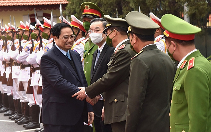 El primer ministro de Vietnam, Pham Minh Chinh, visita la Policía de Hanói. (Fotografía: Nhan Dan)