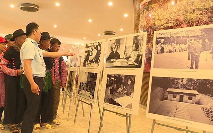 En la exposición.