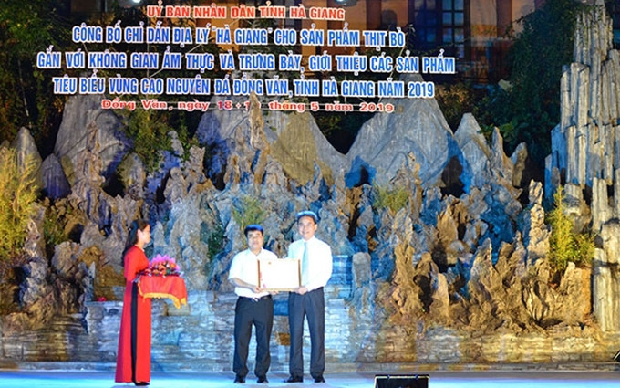Un representante del Ministerio de Ciencia y Tecnología de Vietnam entregó a la provincia de Ha Giang el certificado de indicación geográfica para la ternera local. 