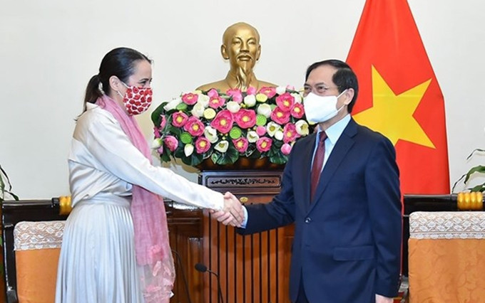La nueva embajadora neozelandesa en Hanói, Tridene Dobson, y el ministro vietnamita de Relaciones Exteriores, Bui Thanh Son. (Fotografía: dangcongsan.vn)