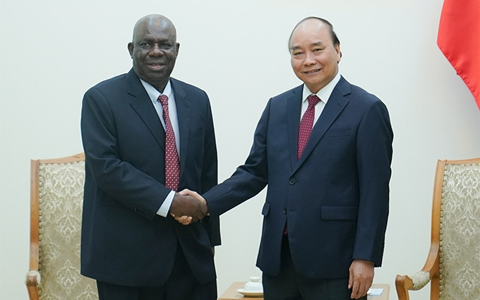 El primer ministro de Vietnam, Nguyen Xuan Phuc, y el embajador de Nigeria, Francis Young Efeduma. (Fotografía: VGP)
