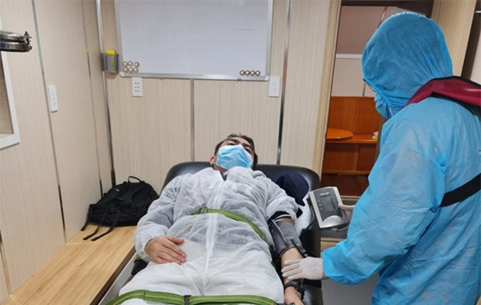 Al paciente se le realiza el chequeo de salud en cumplimiento de las normas de prevención contra el Covid-19. (Fotografía: cand.com.vn)