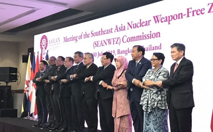 El vice primer ministro Pham Binh Minh (quinto desde la derecha) asiste a la Reunión de la Comisión de la Zona Libre de Armas Nucleares del Sudeste Asiático (Seanwfz). (Fotografía: Ministerio de Relaciones Exteriores)