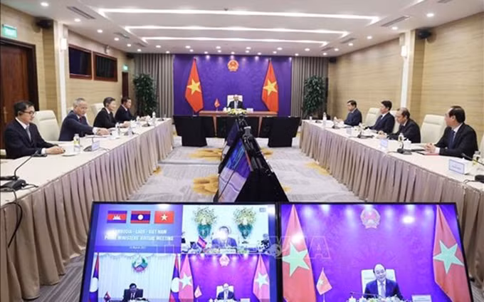 El primer ministro de Vietnam, Nguyen Xuan Phuc, sostiene una reunión virtual con sus homólogos de Camboya, Samdech Hun Sen, y de Laos, Thongloun Sisoulith. (Fotografía: VNA) 