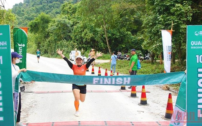 Quang Binh organiza maratón para iniciar temporada turística 2022. (Fotografía: Nhan Dan)
