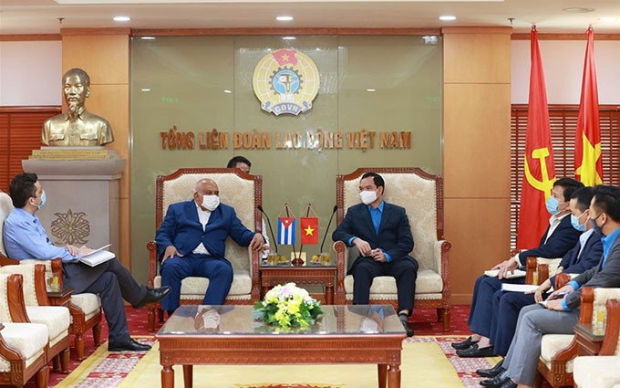 El miembro del Comité Central del Partido Comunista de Vietnam y presidente de la Confederación de los Trabajadores, Nguyen Dinh Khang, y el nuevo embajador de la nación caribeña en Vietnam, Orlando Hernández Guillén (Fotografía: laodong.vn)