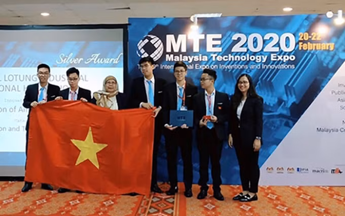 Estudiantes vietnamitas ganan medalla de plata en el Concurso Internacional de Iniciativas e Innovación en Malasia. (Fotografía: qdnd.vn)