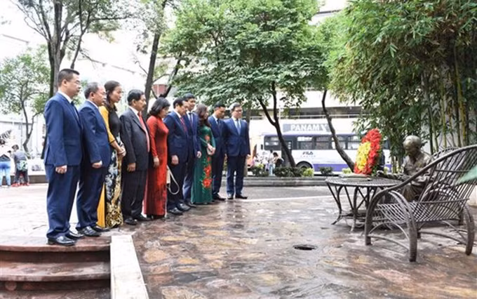 Una delegación de la Comisión de Comunicación y Educación del Partido Comunista de Vietnam ofreció flores en la estatua del Presidente Ho Chi Minh en el centro histórico de la Ciudad de México. (Fotografía: VNA)