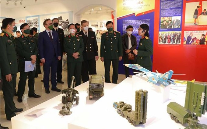 Visitantes a la exposición. (Fotografía: VNA)