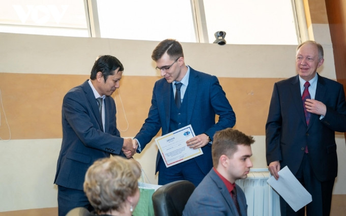 Entregar premios a ganadores del certamen.