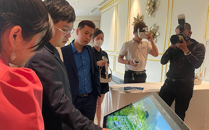 Visitantes experimentan el destino con la tecnología de digitalización de imágenes 360 grados. (Fotografía: Nhan Dan)