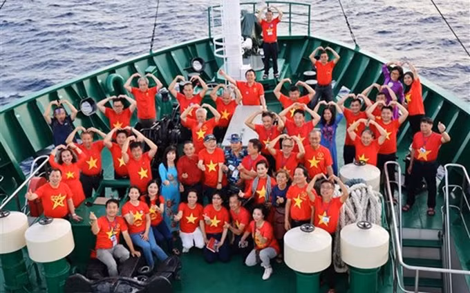 Delegación de vietnamitas residentes en el ultramar (Foto: VNA)