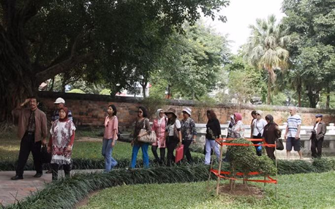 Turistas indios en el Templo de Literatura en Hanói. (Fotografía: toquoc.vn)