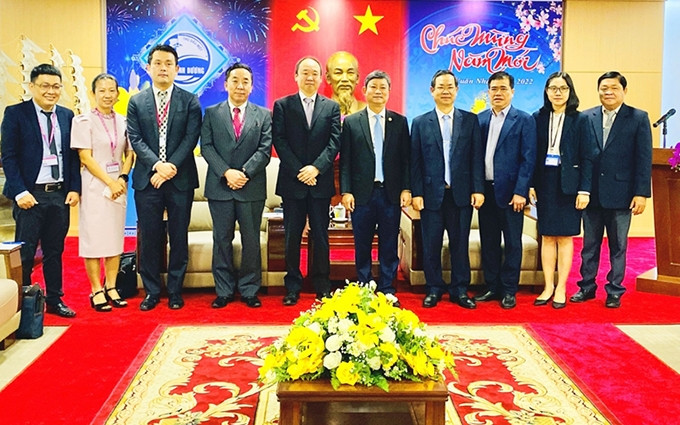 Representantes del grupo AEON Vietnam y líderes de la sureña provincia de Binh Duong.