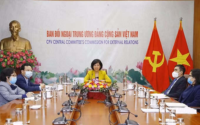 Nguyen Thi Hoang Van, subjefa de la Comisión de Relaciones Exteriores del Comité Central del Partido Comunista de Vietnam participa en la cita (Fotografía: VNA)