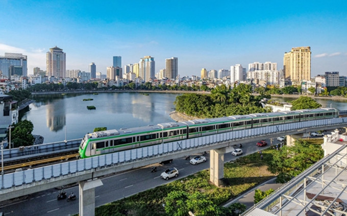 Los trenes de la línea ferroviaria elevada de Cat Linh-Ha Dong entran hoy en operación comercial tras 10 años de construcción. (Fotografía: tuoitre.vn/Nam Tran)