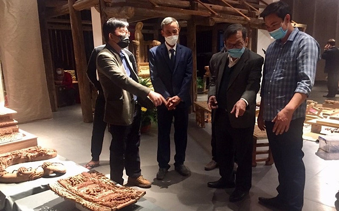 Se presentarán productos tallados en madera de la aldea de carpintería tradicional de Ang Phao. (Fotografía: Nhan Dan)