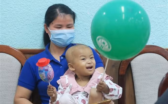 La niña de 32 meses fue dada de alta con buen estado de salud 16 días después de la cirugía (Fotografía: VNA)