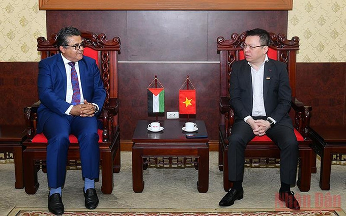 El miembro del Comité Central del PCV, editor jefe de dicho diario, subjefe de la Comisión de Propaganda y Educación del Comité Central del PCV y presidente de la Asociación de Periodistas del país, Le Quoc Minh recibe al embajador palestino en Hanói, Saadi Salama. (Fotografía: Nhan Dan)