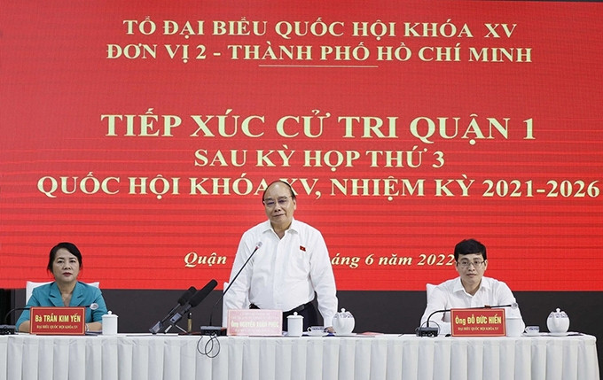 El presidente de Vietnam, Nguyen Xuan Phuc, sostuvo esta mañana un encuentro con votantes en el distrito 1 de Ciudad Ho Chi Minh. (Fotografía: VNA)
