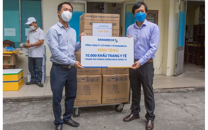 El presidente de la VUFO, Nguyen Ngoc Binh, entrega los suministros médicos al Centro de Control de Enfermedades de Da Nang.