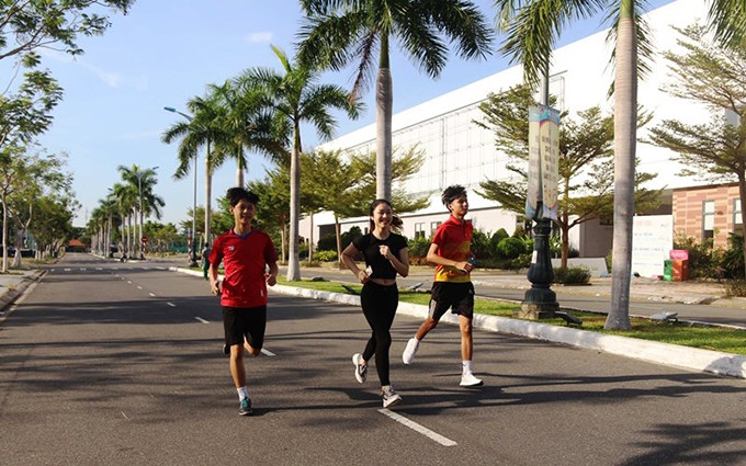 Miles de estudiantes participan en carrera comunitaria por la plantación de árboles.