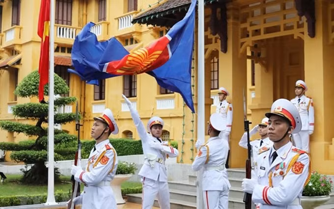 En un acto de izamiento de la bandera de la Asean. (Fotografía: VNA)
