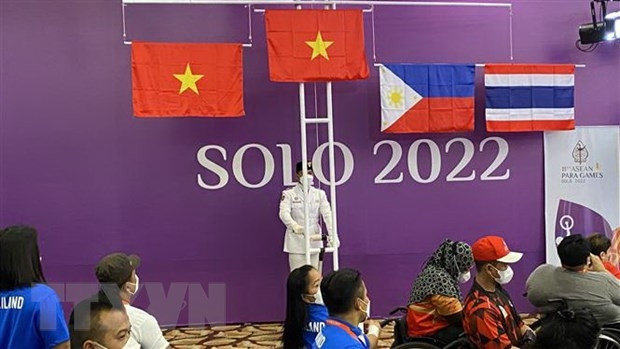 La bandera vietnamita se izó durante la ceremonia de entrega de medallas en el evento de levantamiento de pesas de 54 kilogramos. (Fotografía: VNA) 