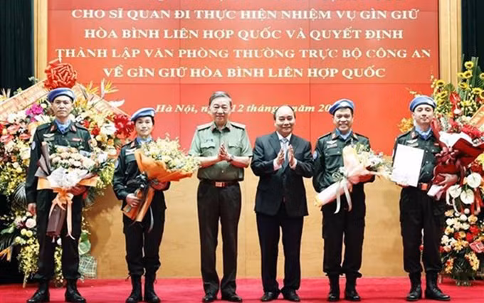 Acto de entrega de la decisión sobre el envío de oficiales a las misiones de mantenimiento de la paz de la ONU. (Fotografía: VNA)