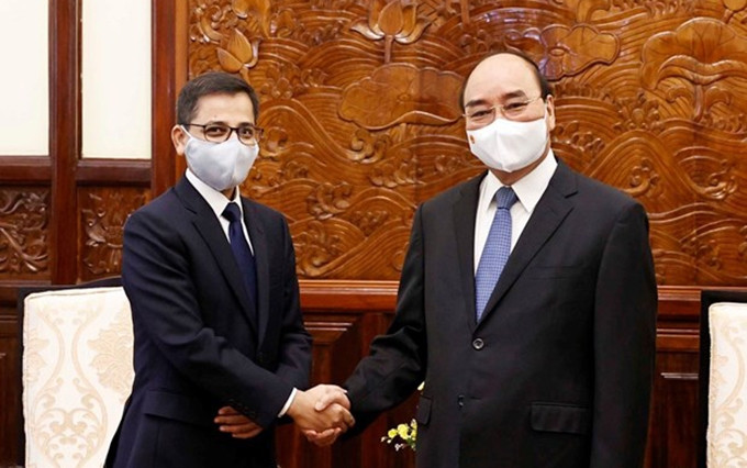 El presidente de Vietnam, Nguyen Xuan Phuc, recibe al embajador indio, Pranay Kumar Verma (Fotografía: VNA)