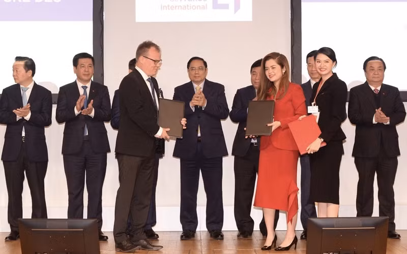 En el acto de firma.